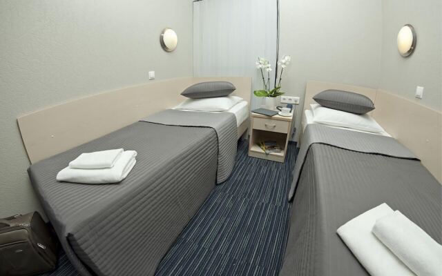 Comfort Hotel Air Express (Free Zone)