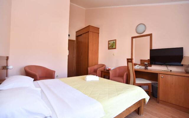 Hotel Mena