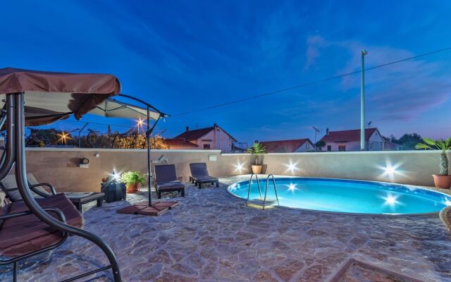 Lovely Apartment in Pakoštane With Private Swimming Pool