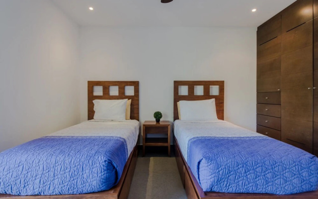 LUXURY! 4 POOLS - 2-bdr condo - GYM (V233)