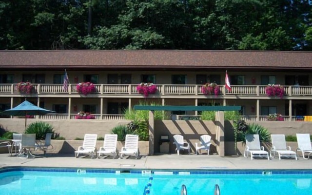 Tall Pines Motel