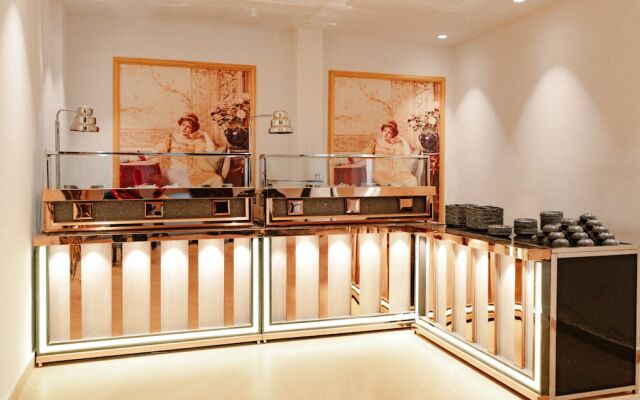 The Eliot Hotel & Banquet