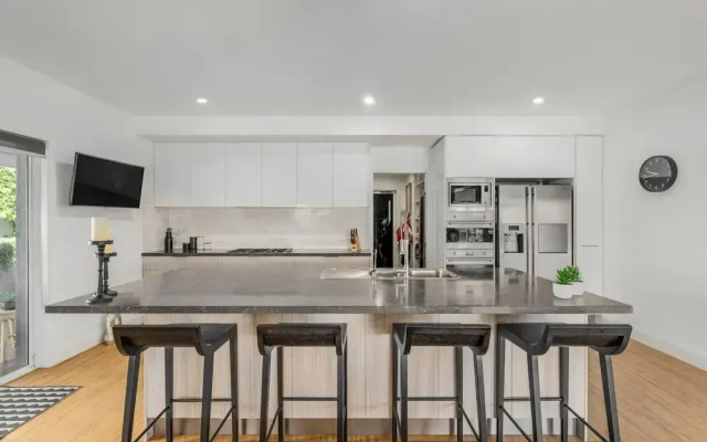 Modern Waterfront Retreat Private Pool Dock