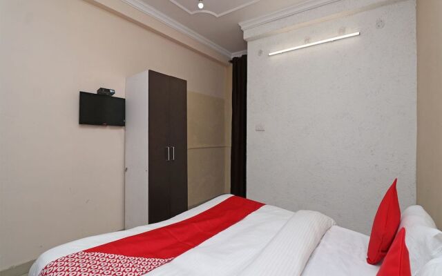 OYO 28173 Hotel Reeva