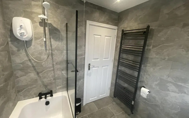 Cosy Heathrow Apartment With 2 Bedrooms