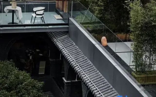 RETURN Courtyard Hotel