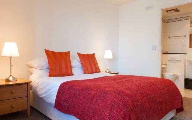 Sunny Apartment off Grand Canal Square Dublin 2