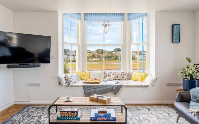Luxurious 2 Bedroom Apartment With Estuary View