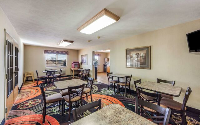 Super 8 by Wyndham Cozad