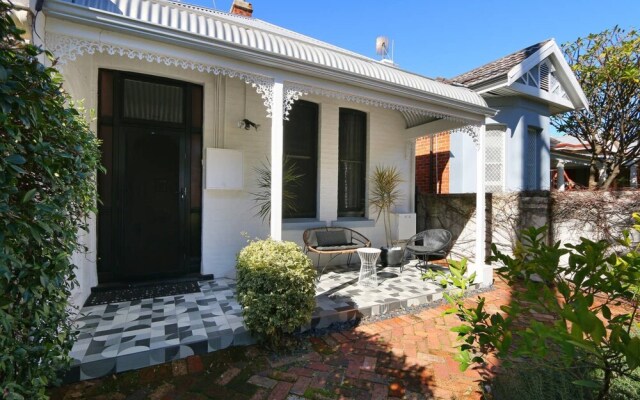 Designer 2 Bedroom House with Garden in Northbridge