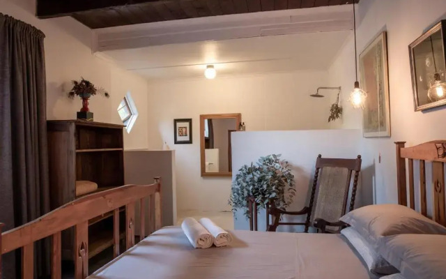 Ebonymoon Guest House and Studio