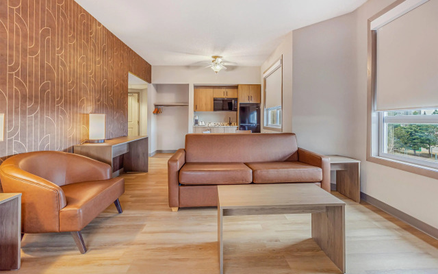 Days Inn & Suites by Wyndham West Edmonton
