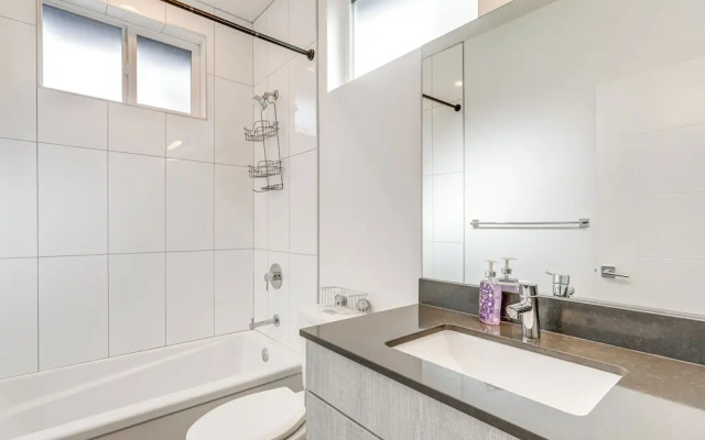 Walk to UW: Townhome w/ Rooftop Patio!