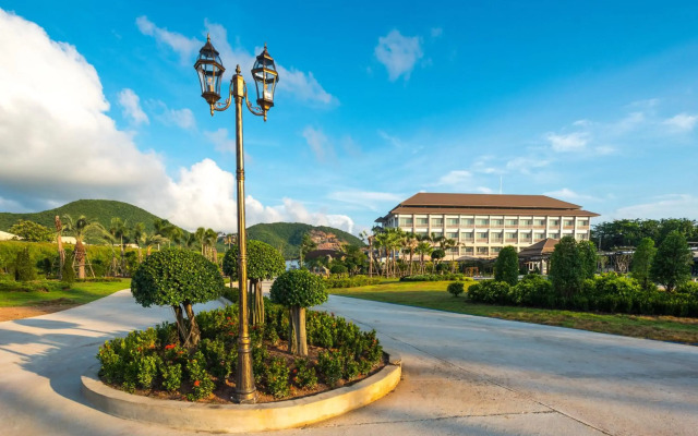 Swan Lake Hotel Sattahip