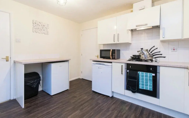 Spacious 3-bedroom Apartment w/ Private Garden