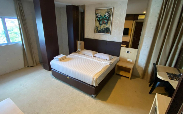 RedDoorz Premium near Grand Batam Mall