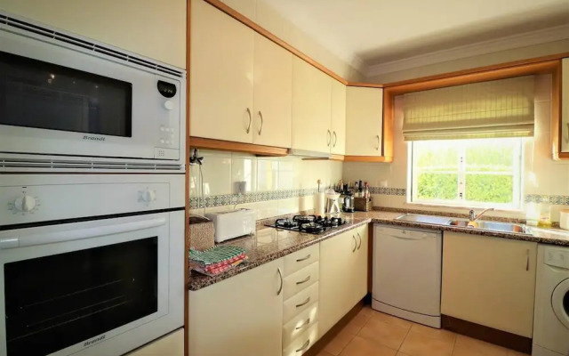 Stylish 2BR Apartment With Pool, Parking & Wifi