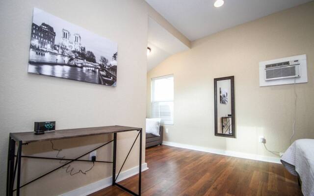 Douglas Way Remodeled House Near Downtown 1BA/1BA