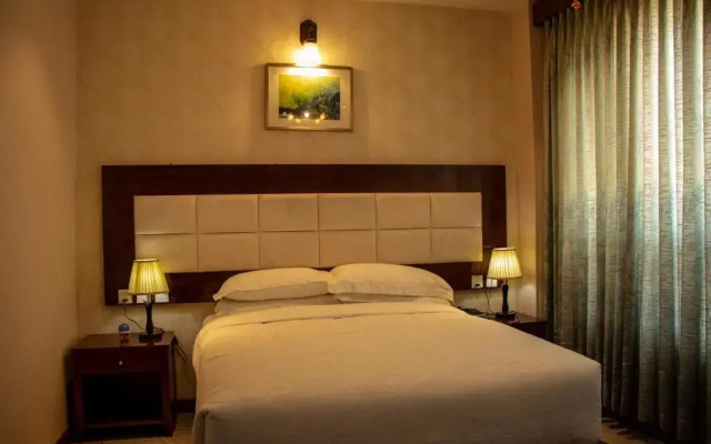Ratna Hotel