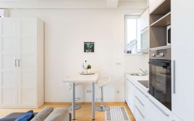 150sqm Main Square Apt!-4 Units-Great for Groups!