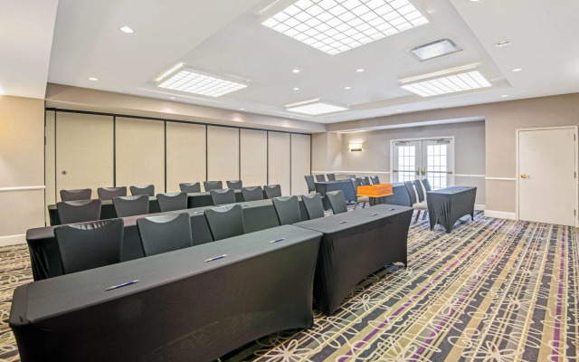 La Quinta Inn & Suites by Wyndham San Antonio Airport