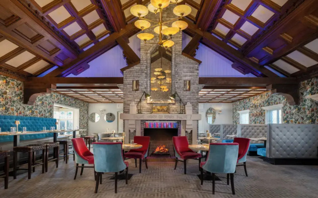 Treacys Oakwood Hotel
