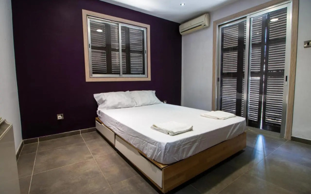 Renovated 2-bedroom flat with free parking, center