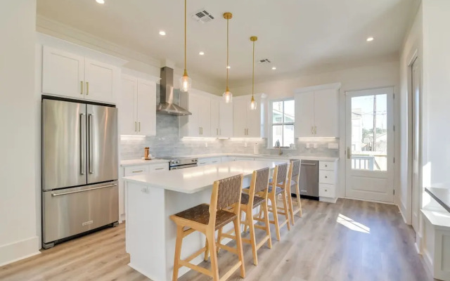 Upscale Home w/ 2 Balconies in Galveston!