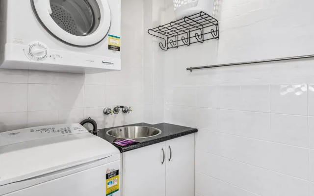 Quaint 2-bed Beach Abode With Ocean Views