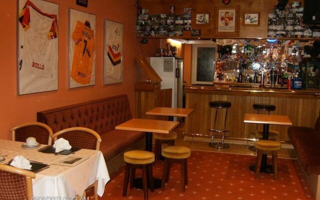 Falcon Hotel - Guest house