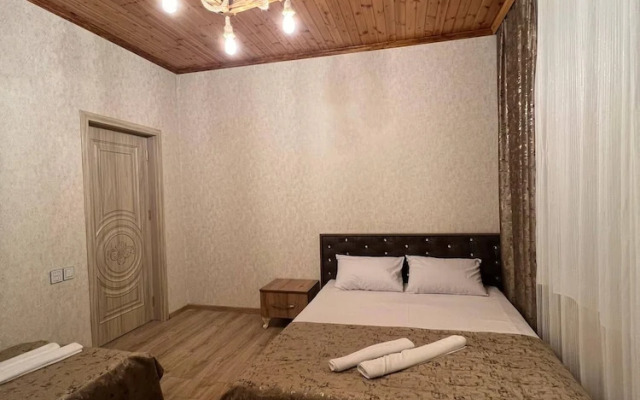 Cozy House With Swimming Pool Near City Center