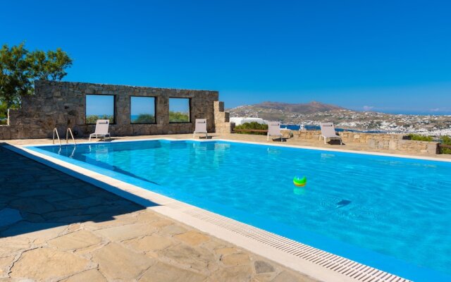 Carmelita Villa with Pool by Stylish Stays