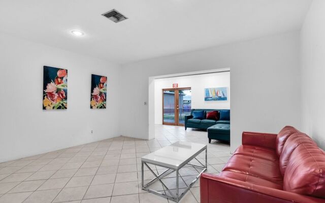 Hollywood Hills 3BD Home w Backyard