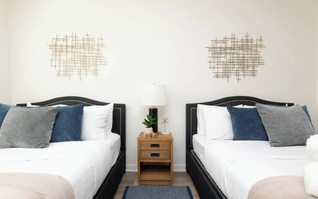 Hollywood Apartment Near Walk of Fame