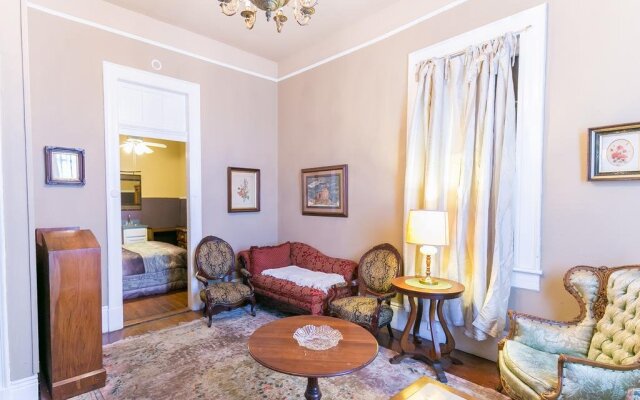 Mag's 940 Guest House