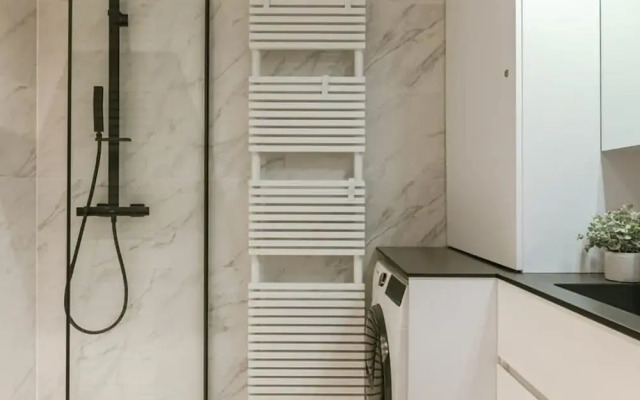 Centrally Located Modern Apartment With Parking