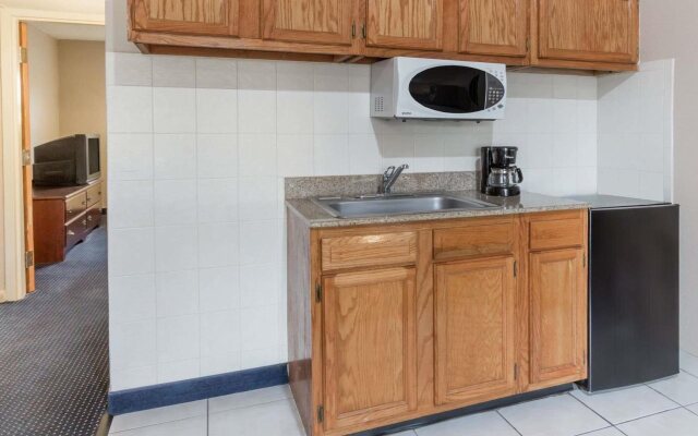 Breeze Inn & Suites