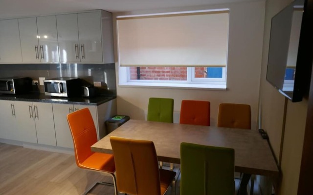 Immaculate 12-bed House Good Amenities in Wigan