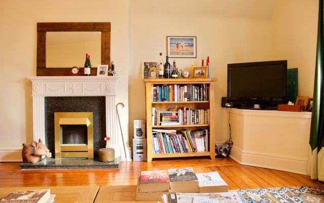 2 Bedroom Flat With Parking In Edinburgh
