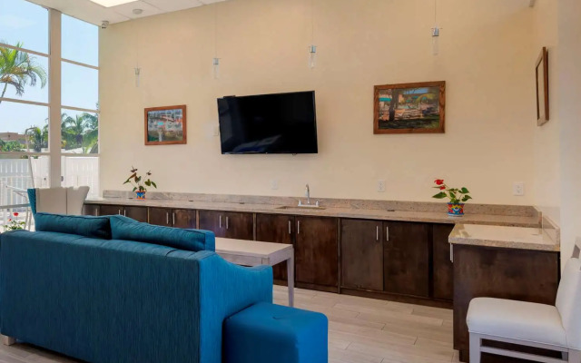 Downtown Hollywood Gardens Inn & Suites