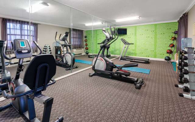Super 8 by Wyndham The Woodlands North