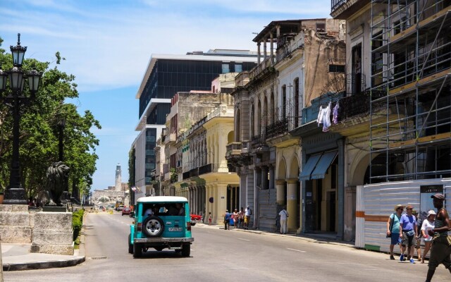 Hostal Balcones 2, Knocking on Cuba