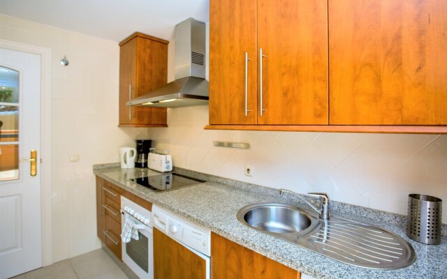 Delightful 2 Bed Apartment with sea views PW10