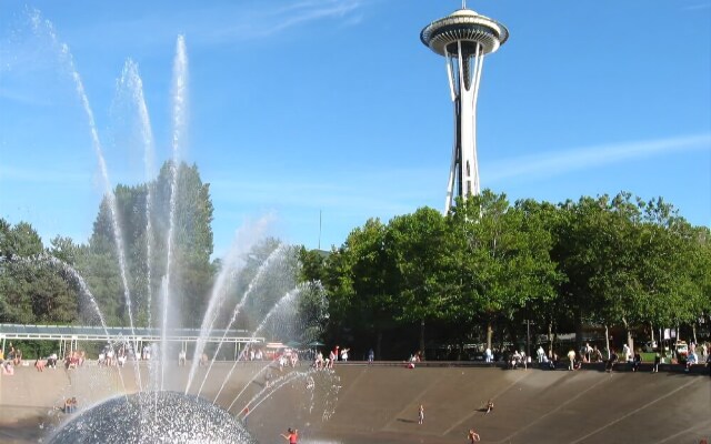 Belltown Court Space Needle Studio with Balcony