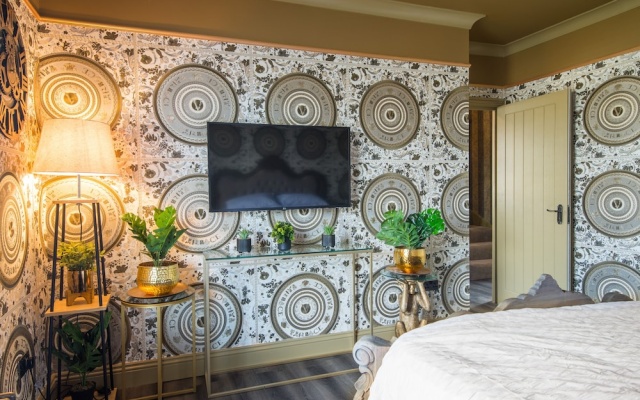 Luxury Versace 1 Bed, Hot Tub, Pool Table, Sky Tv — фото 3