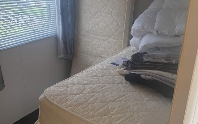 Lovely 2 Bed Caravan on the Aquadrome NN3 9DA