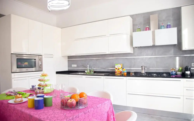 Ferdinando Arthouse Oversized Modern Apartment