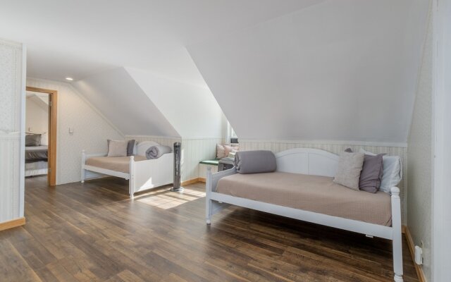 Family Cabin 5 Bedroom Home by NW Comfy Cabins