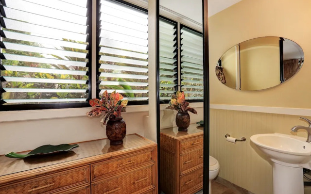 Pikake #a6 2 Bedroom Condo by RedAwning