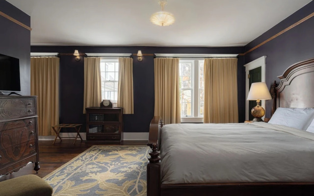 The NuWray Hotel & Carriage House